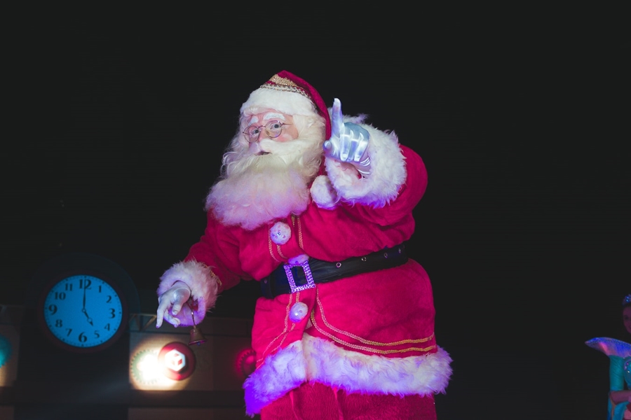 Τζον Τραβόλτα Άγιος Βασίλης: Φέτος έρχεται με… πιστωτική κάρτα