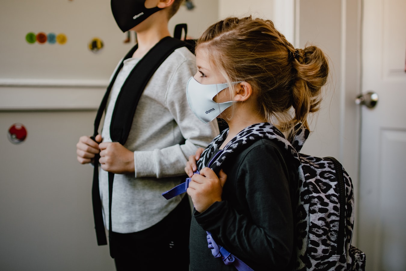 Ποια μάσκα προστατεύει καλύτερα: Το υλικό που εγκλωβίζει τον ιό όταν βήχουμε