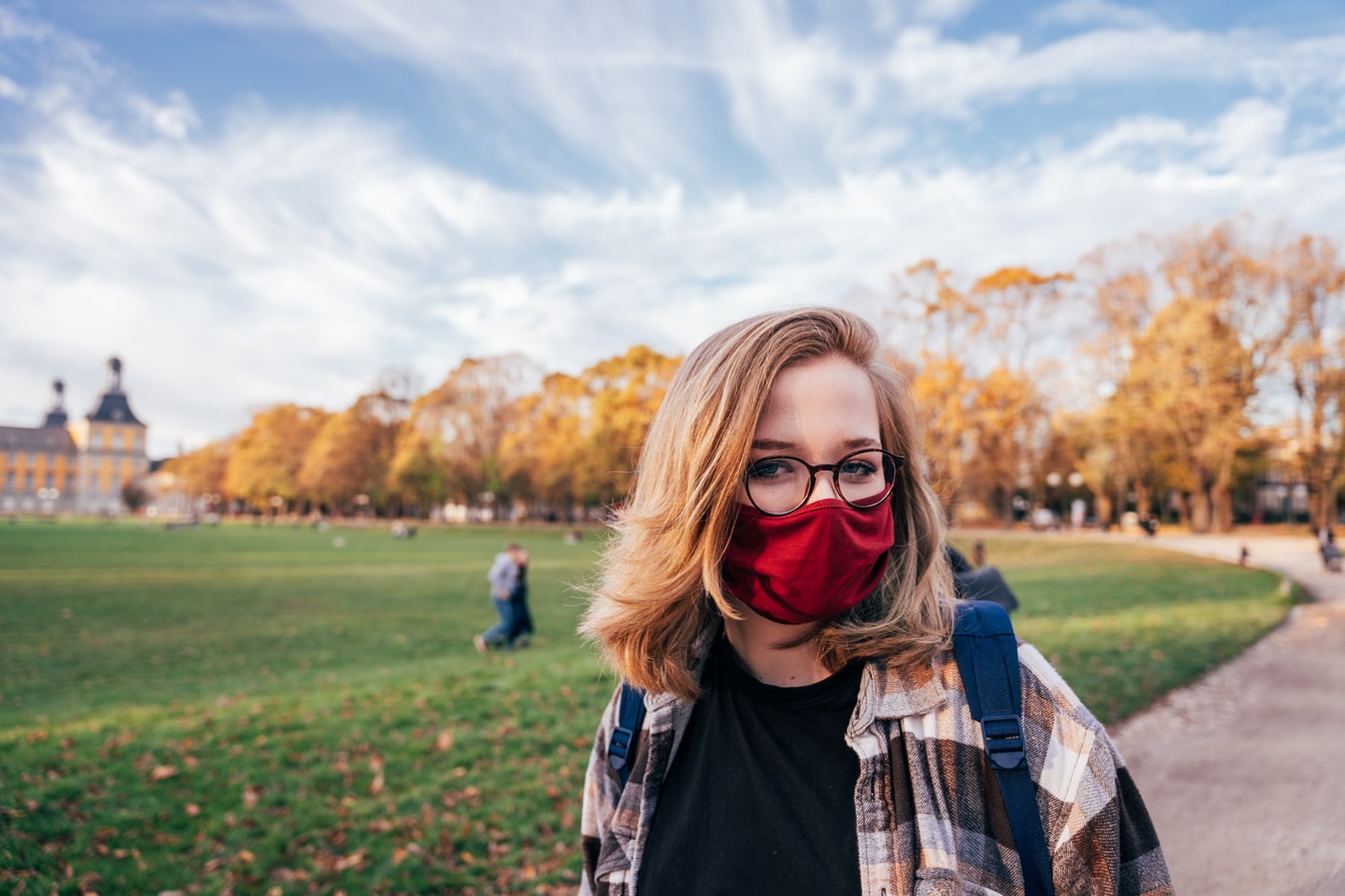 Πόσο προστατεύει η μάσκα: Το “αξεσουάρ” που μπορεί να βάλει φρένο στα lockdown