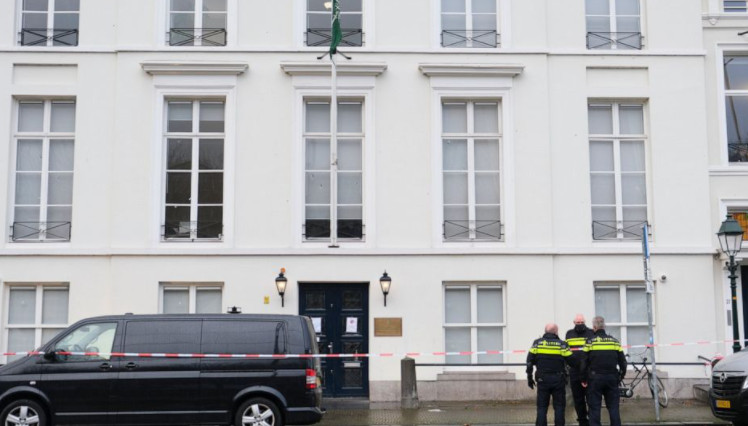 Επίθεση στην Ολλανδία: Γάζωσαν με σφαίρες την πρεσβεία της Σαουδικής Αραβίας