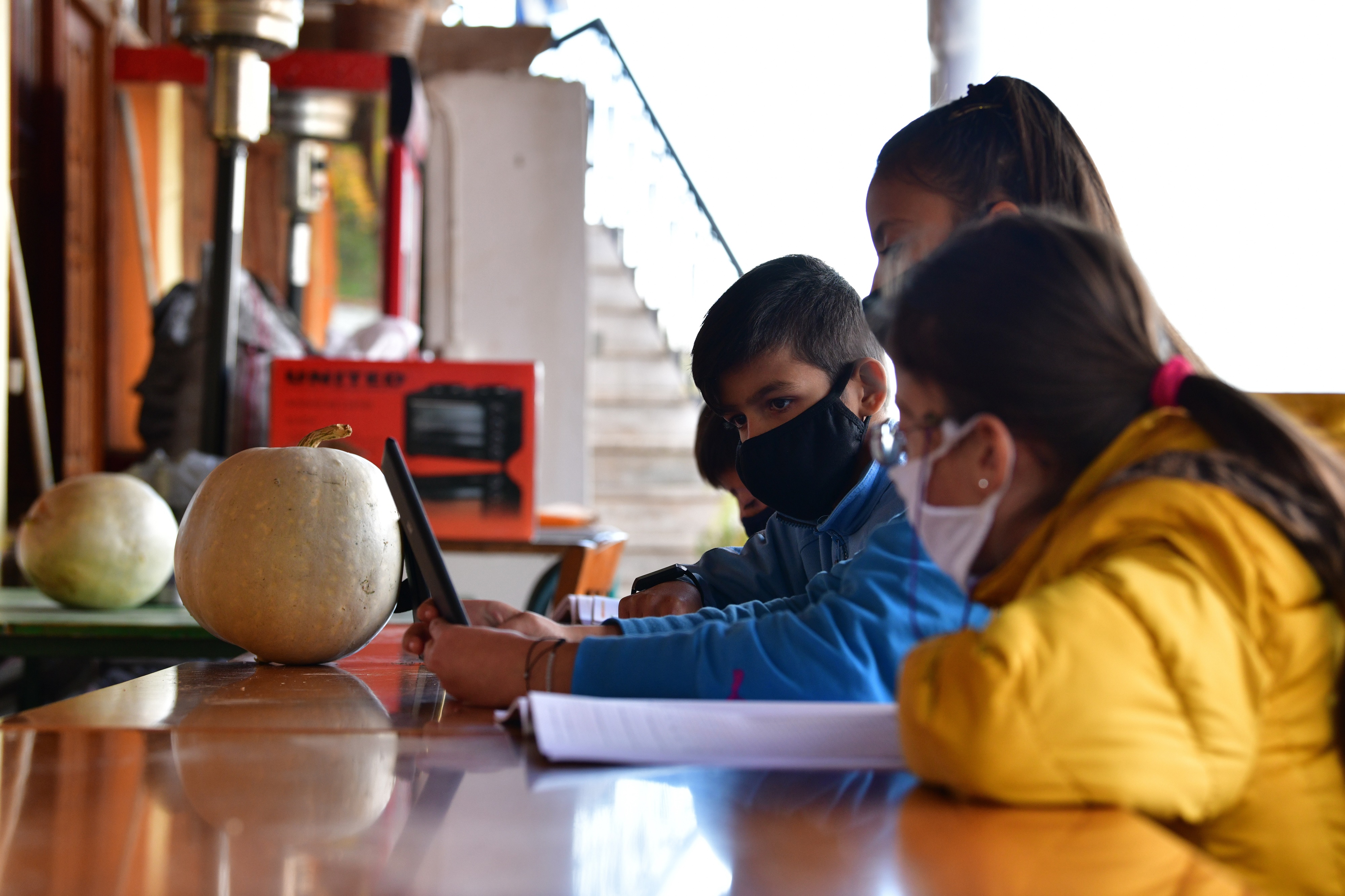 Τηλεκπαίδευση στο καφενείο – Πεύκη: Δωρεάν τάμπλετ στα παιδιά, σύγκρουση ΝΔ – ΣΥΡΙΖα