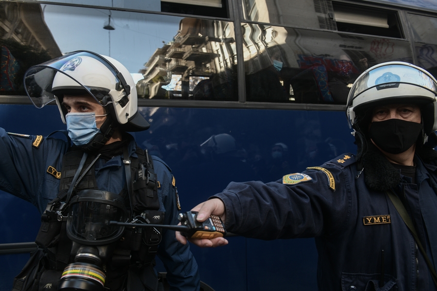 Αστυνομικός ανθοδέσμη Γρηγορόπουλος: Δεν ήθελε να προκαλέσει δηλώνει