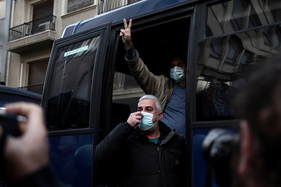 Επεισόδια Γρηγορόπουλος: Ξύλο, χειροβομβίδες κρότου λάμψης και δεκάδες προσαγωγές