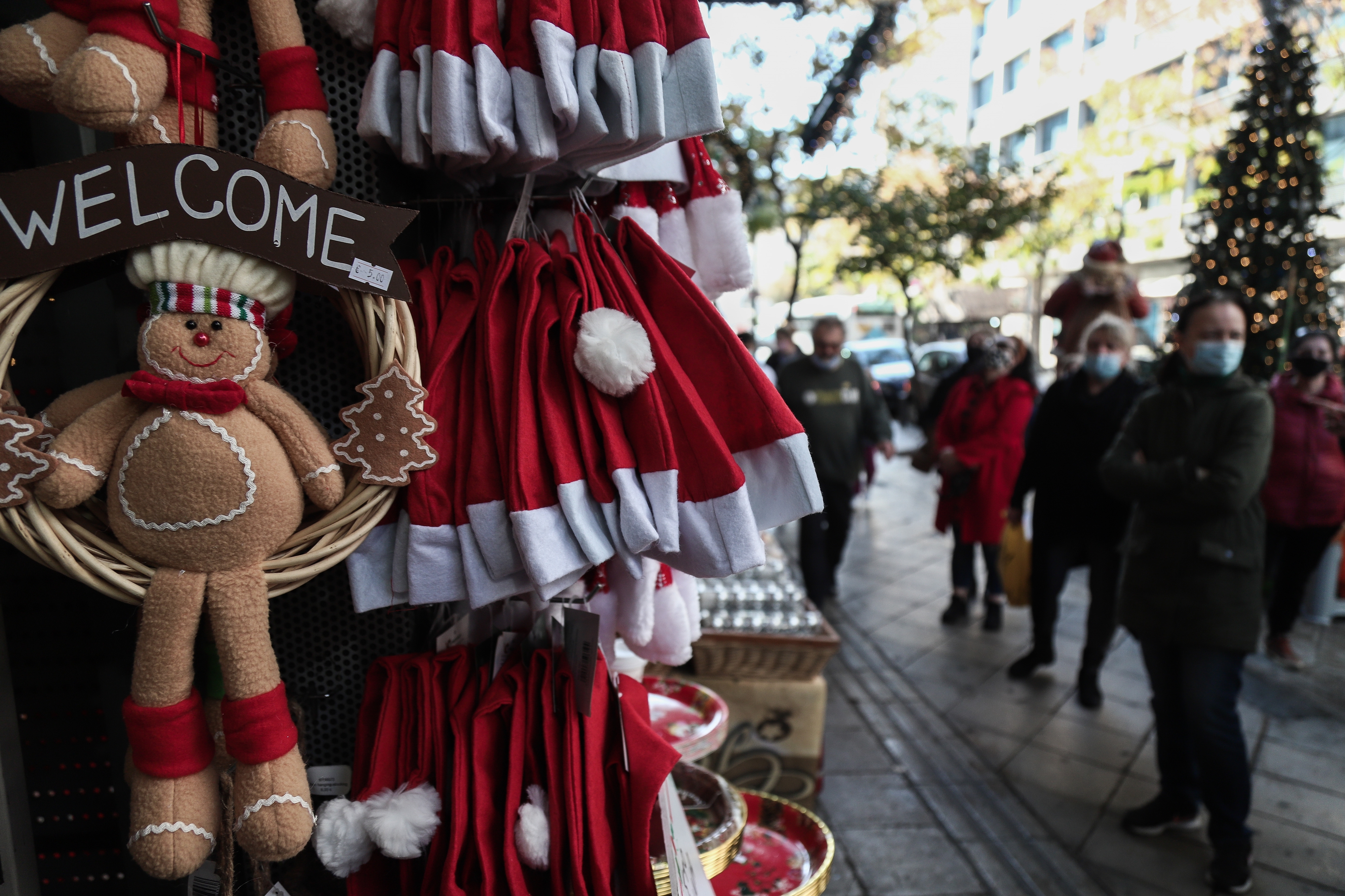 Εποχικά καταστήματα με χριστουγεννιάτικα: «Ποδαρικό» έκαναν οι καταναλωτές
