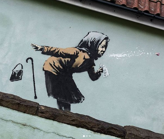 Γυναίκα που φτερνίζεται: Ο Banksy ξαναχτυπά