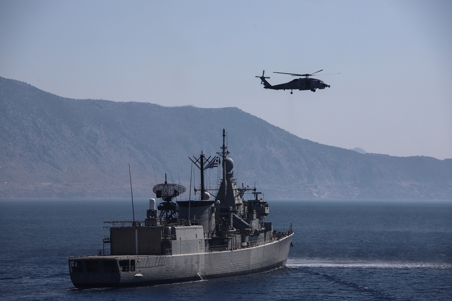 Πλοίο του πολεμικού ναυτικού και ένα ελικόπτερο πάνω του