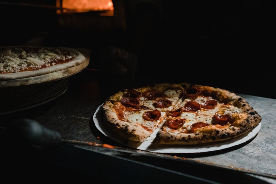 Συνταγή για πίτσα: Αφράτη, λαχταριστή και γίνεται αμέσως