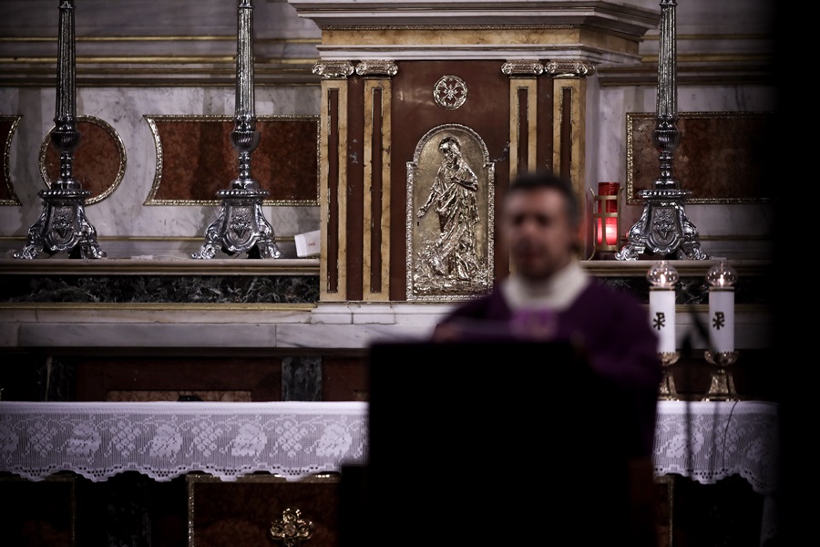 Εκκλησίες κορονοϊός: Υπό αυστηρούς όρους η χριστουγεννιάτικη Θεία λειτουργία