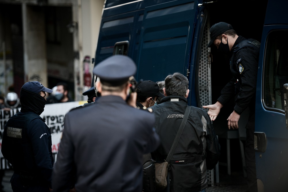 Ανθοδέσμη Γρηγορόπουλος: Αστυνομικός φέρεται να κατέστρεψε λουλούδια – Δείτε βίντεο