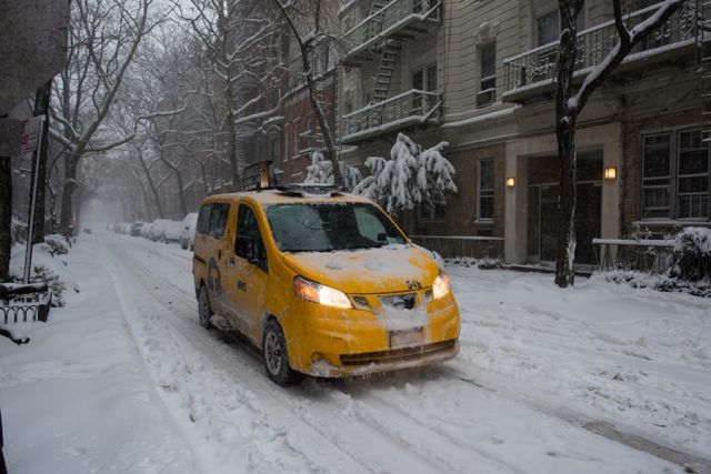κίτρινο αυτοκίνητο στα χιόνια