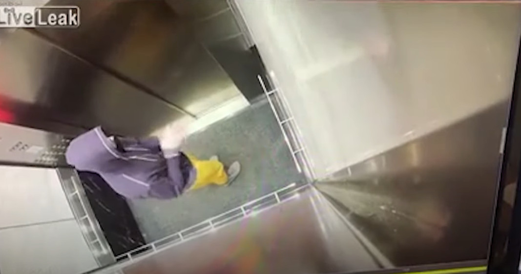Βήχει στο ασανσέρ: Ηλικιωμένος πλακώνει στο ξύλο νεαρό – Viral