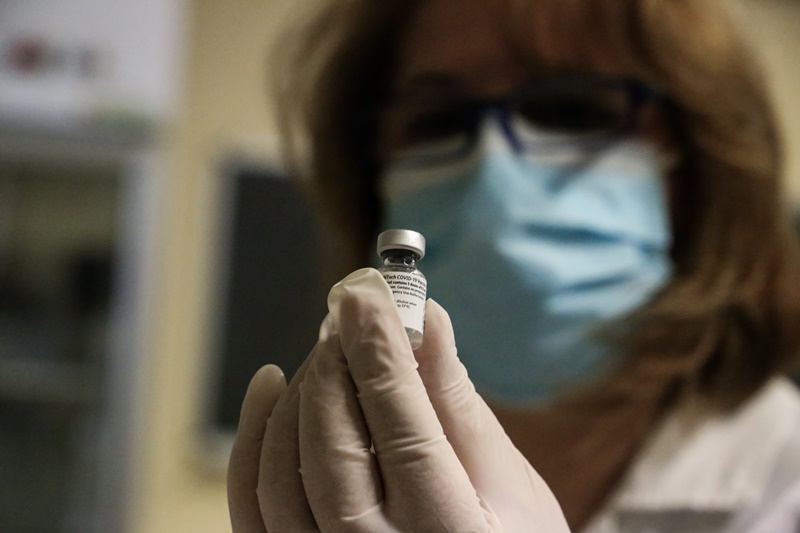 Θετικός μετά το εμβόλιο: Ο κορονοϊός “χτύπησε” ξανά 45χρονο
