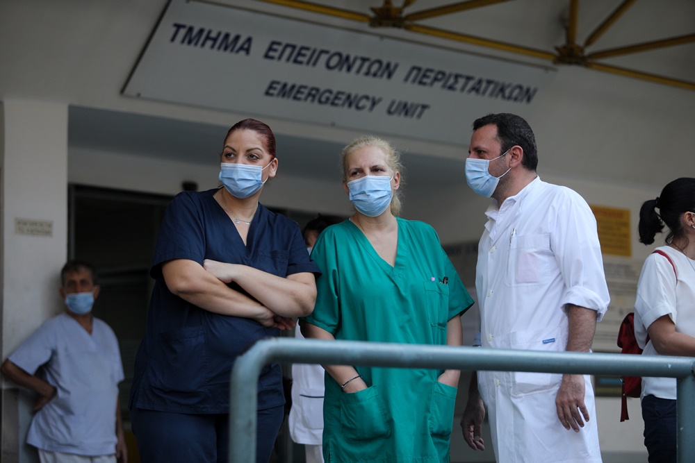 Κορονοϊός – κρούσματα Ελλάδα: Οι κόκκινες περιοχές, 300 θύματα σε τρεις ημέρες