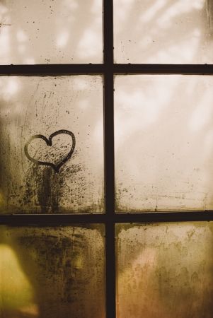 μια καρδιά σε παράθυρο 