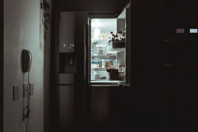 ανοιχτό ψυγείο