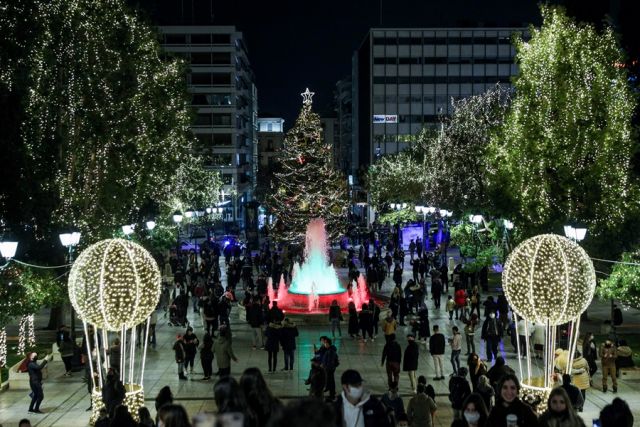 Πλήθος κόσμου στην Πλατεία Συντάγματος