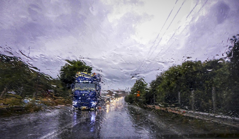 Κακοκαιρία Αττική τώρα: Έντονη βροχόπτωση, υδροστρόβιλος στο Πέραμα!