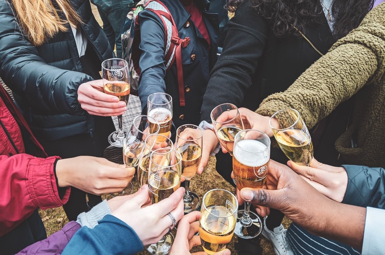 Γιορτές και αλκοόλ: Πώς να ξεμεθύσεις γρήγορα
