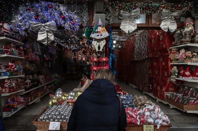 γυναίκα σε μαγαζί με χριστουγεννιάτικα
