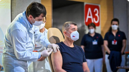ο πρωθυπουργός της Τσεχία εμβολιάζεται