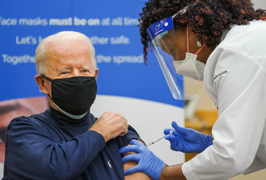 Εμβόλιο κορονοϊού Μπάιντεν: O νέος πρόεδρος των ΗΠΑ εμβολιάστηκε on camera