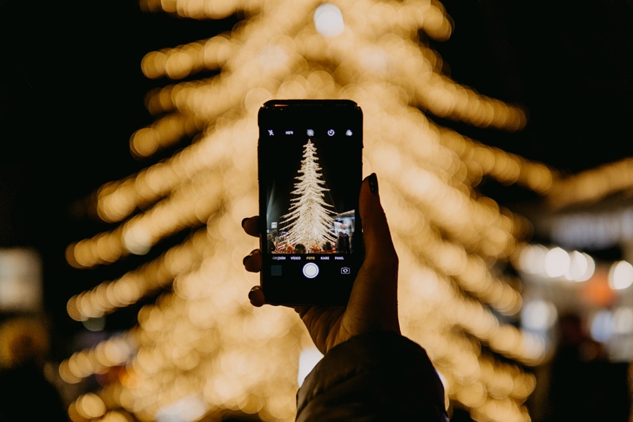 Χριστούγεννα Βηθλεέμ 2020: Φωταγωγήθηκε το δέντρο χωρίς παρουσία κόσμου