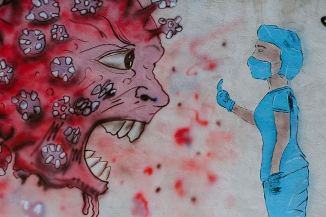 γκράφιτι με κορονοϊό και νοσοκόμα