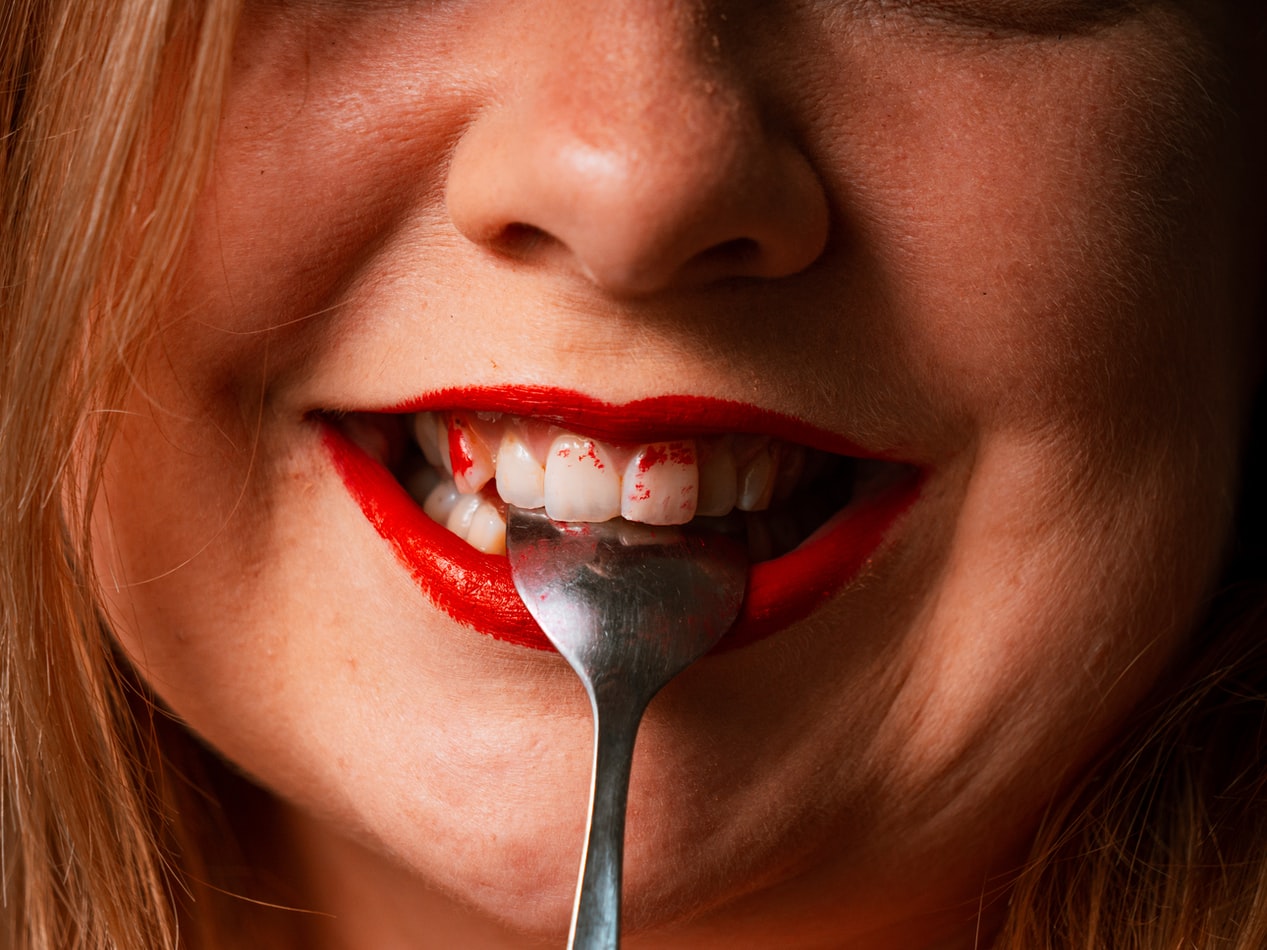 Λεύκανση στα δόντια: Ποια φυσικά προϊόντα να χρησιμοποιήσετε