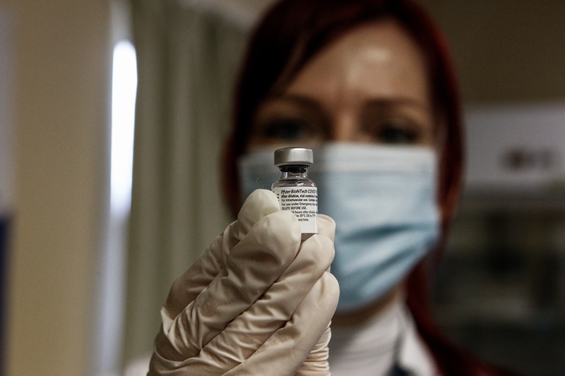 Αλλεργία εμβόλιο: Τι λέει η 32χρονη γιατρός, που ήταν το πρώτο περιστατικό