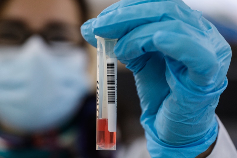 Εμβόλιο κορονοϊός Μόσιαλος: «Oι αντιεμβολιστές κάνουν κακό στην παγκόσμια υγεία»