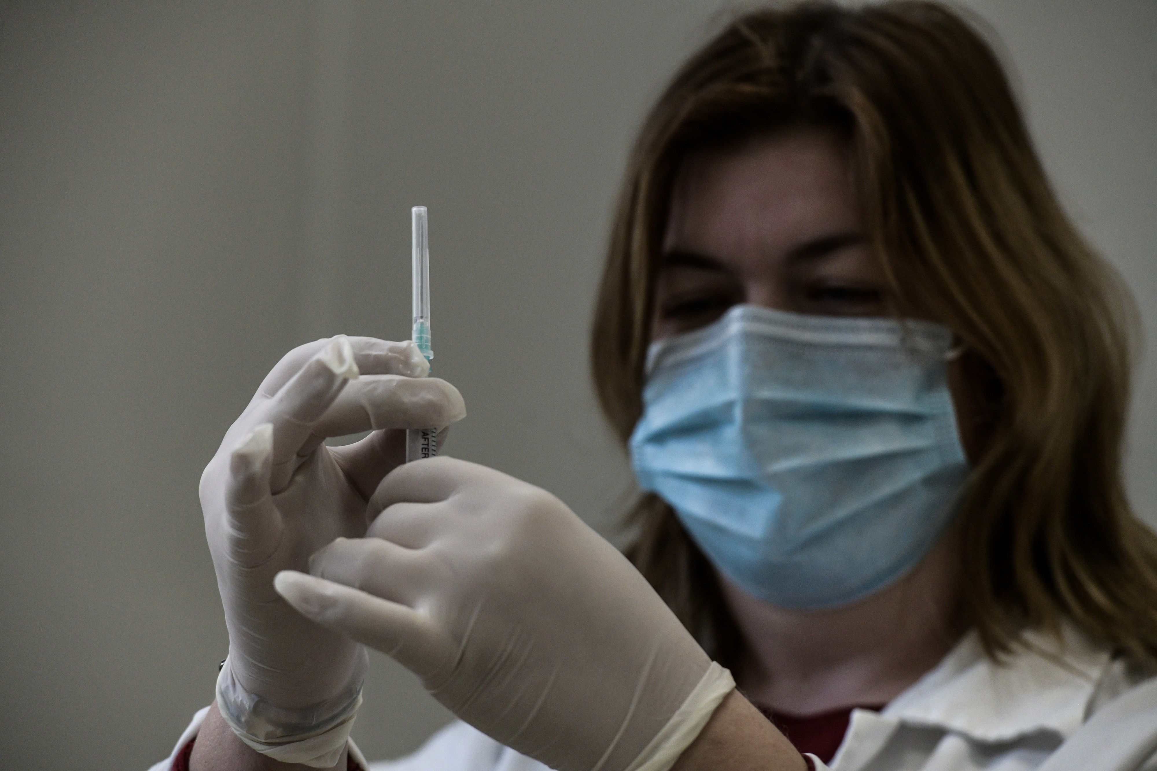 Εμβολιασμοί Ελλάδα covid: Έφτασαν οι πρώτες δόσεις – Ξεκινά η επιχείρηση «Ελευθερία»