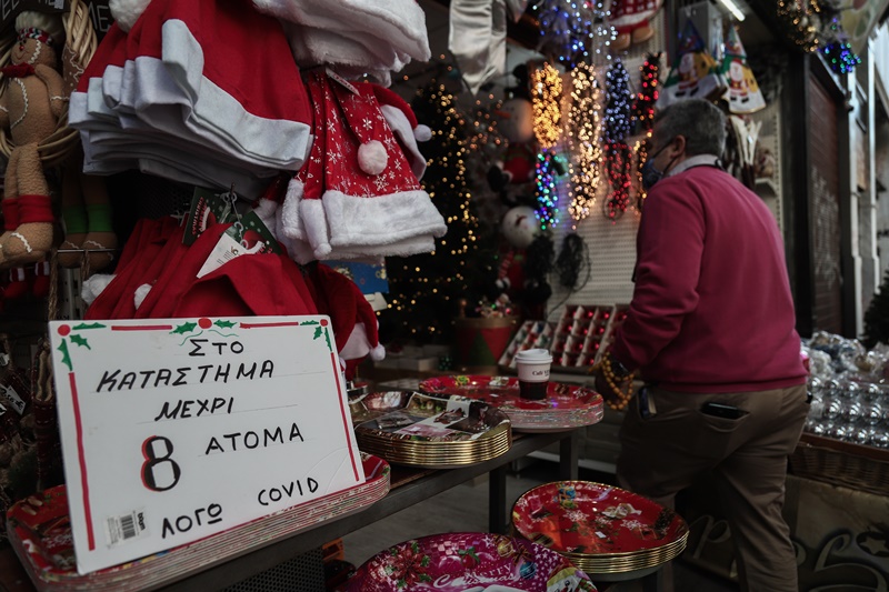 Άνοιγμα εποχικών καταστημάτων: Ανέβηκαν τα «ρολά», σχηματίστηκαν ουρές