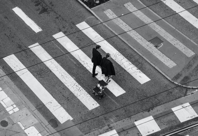 δύο άντρες διασχίζουν το δρόμο