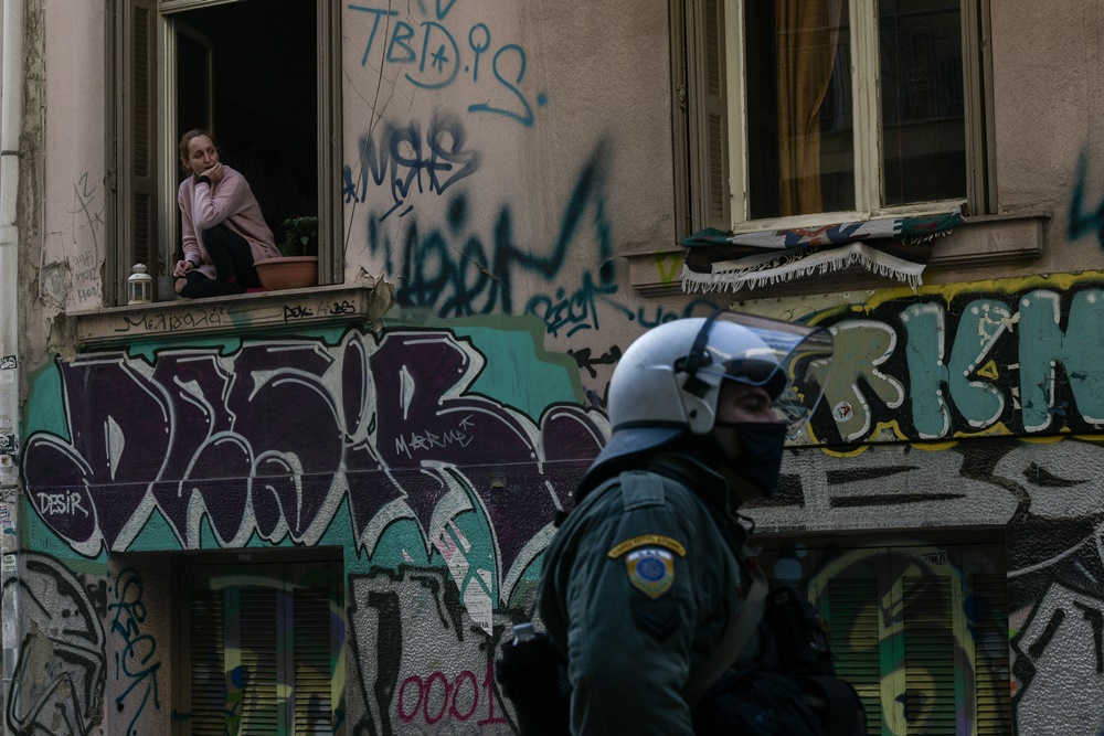 Ανθοδέσμη Γρηγορόπουλος: Αστυνομικός καταστρέφει λουλούδια – Την πειθαρχική τιμωρία του ζητά η ΕΛΑΣ