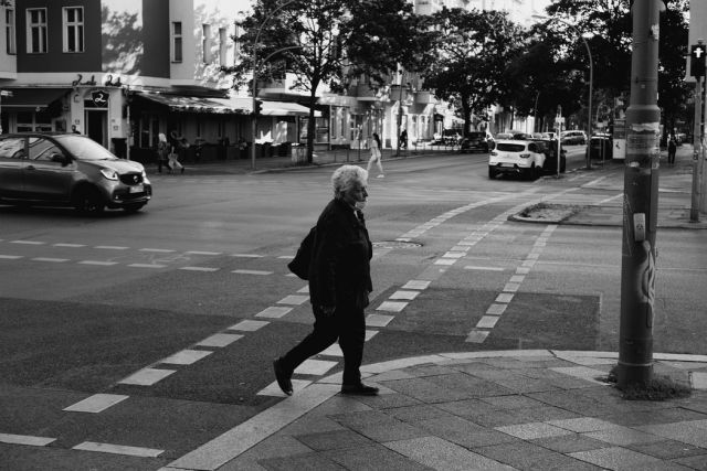 παππούς περπατά στο δρόμο