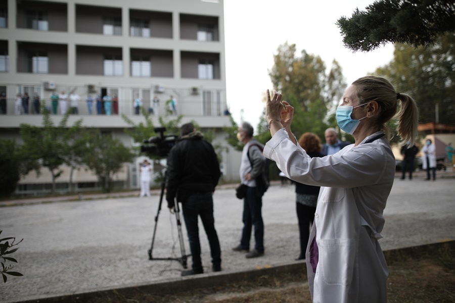 Μπόνους σε υγειονομικούς: Με διπλό ημερομίσθιο το προσωπικό που συνδράμει τα πληττόμενα νοσοκομεία