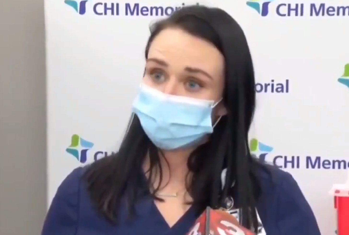 Νοσοκόμα λιποθύμησε μπροστά στις κάμερες λίγο αφότου έκανε το εμβόλιο για τον κορoνοϊό