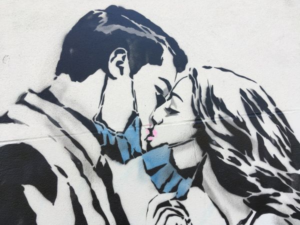 γκραφιτι φιλι με μάσκες