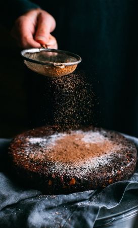 Σκόνη σοκολάτας πέφτει πάνω σε κέικ
