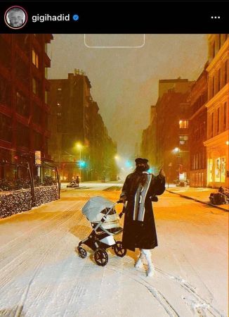 Η Τζίτζι Χαντίντ στα χιόνια με την κόρη της στο καρότσι