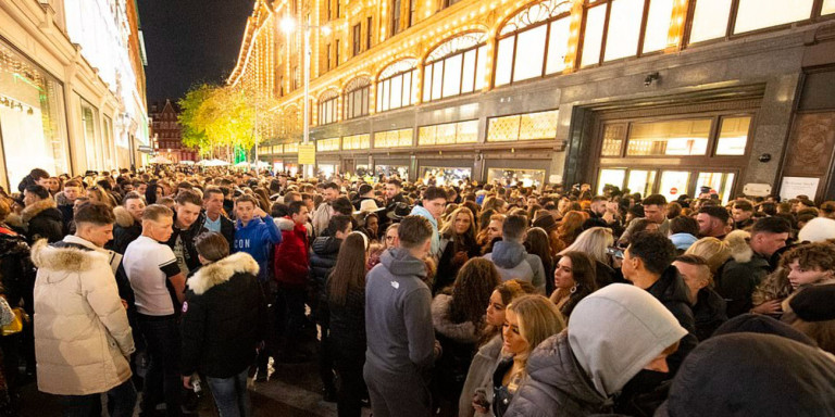 Harrods Λονδίνο: Πλήθος χωρίς μάσκα και αποστάσεις, σκέτο χάος