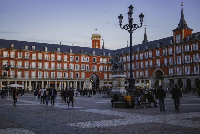 άνθρωποι στην πλατεία στην Ισπανία