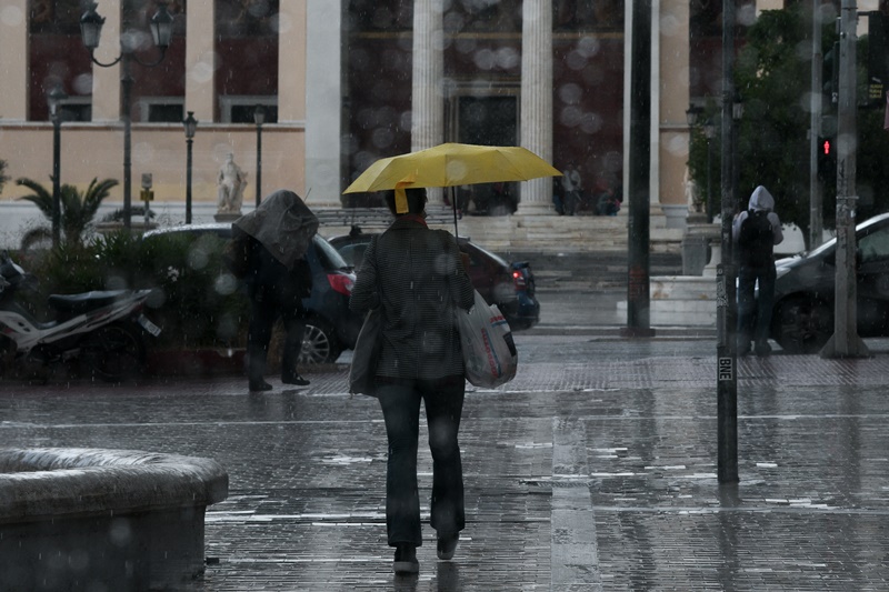 Βροχή τώρα Αττική: Ισχυρές καταιγίδες – Σφοδρή κακοκαιρία στον Βόλο