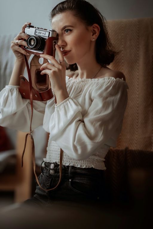 Κοπέλα με φωτογραφική μηχανή 