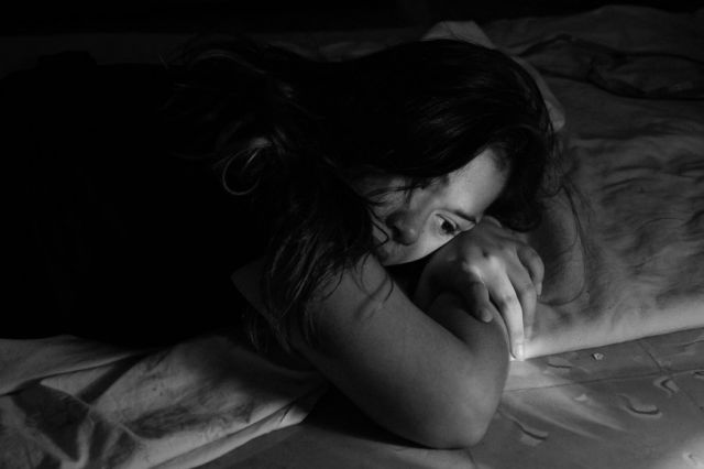 κοπέλα ξαπλωμένη σε ασπρόμαυρο φόντο