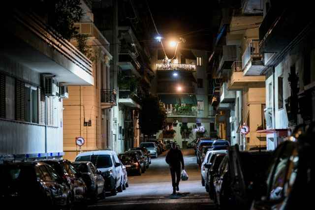 πολίτης περπατά στον άδειο δρόμο το βράδυ