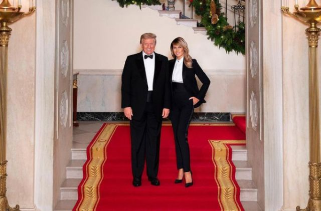 το ζεύγος Τραμπ με χριστουγεννιάτικη διακόσμηση στο φόντο