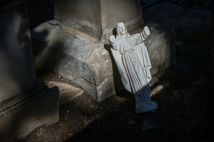 Πάρτι στην Κάρπαθο: Φωτορυθμικά και ηχεία στο… νεκροταφείο