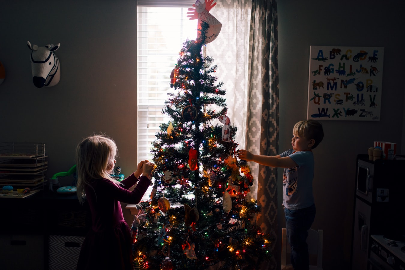 Παιδιά Χριστούγεννα χριστουγεννιάτικο δέντρο
