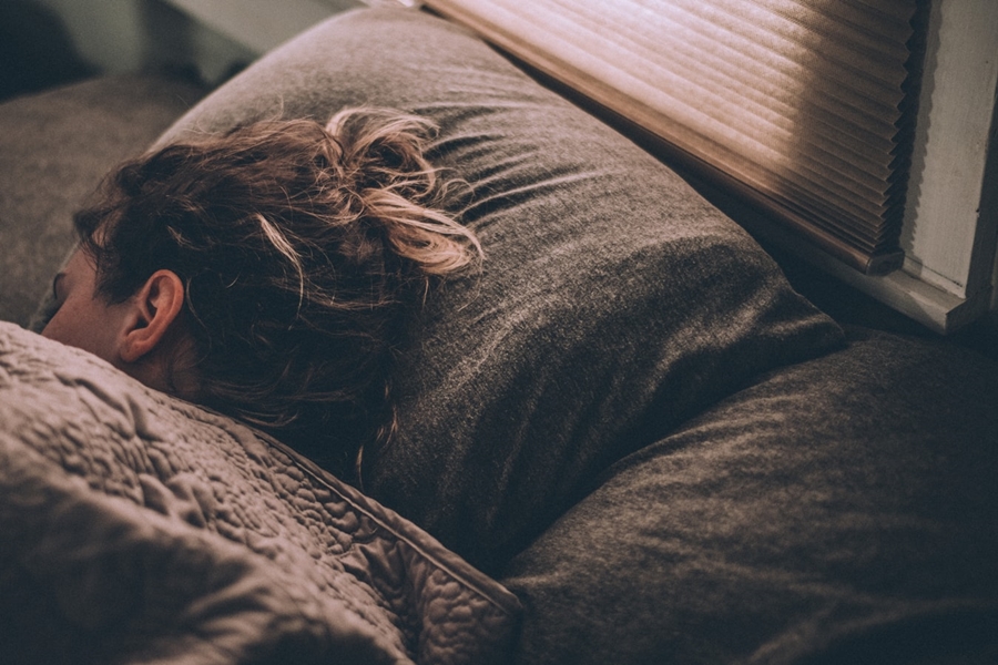 Γιατί μιλάω στον ύπνο μου: Αιτίες που μπορούν να το προκαλέσουν